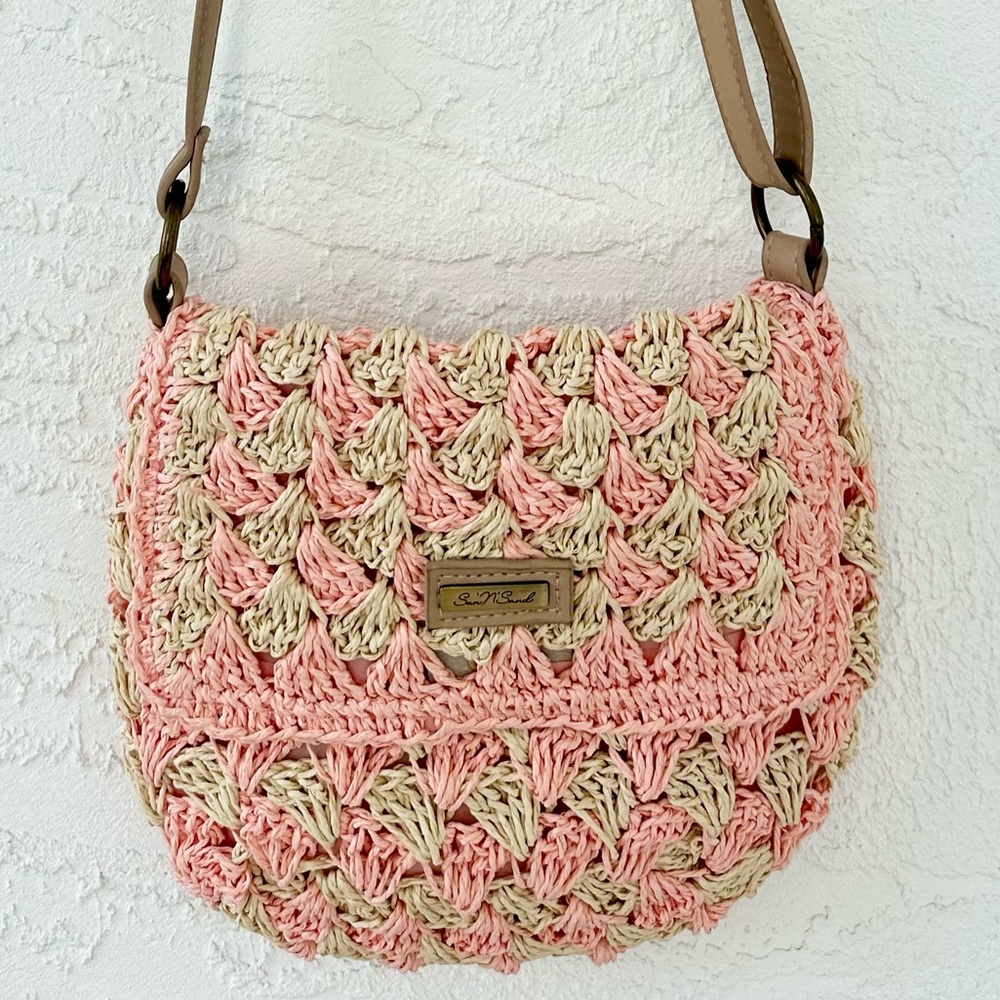 Sun N Sand Crossbody Bag Pink Cream Woven Straw Length 9 X Height 8 1/2”
